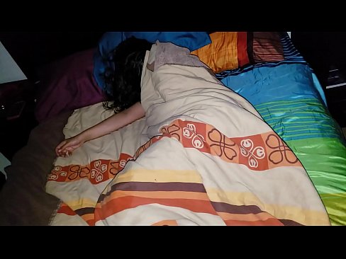 ❤️ सौतेला बेटा सोते समय अपनी युवा सौतेली माँ को डांटता है। ❤ सुपर पोर्न हम पर